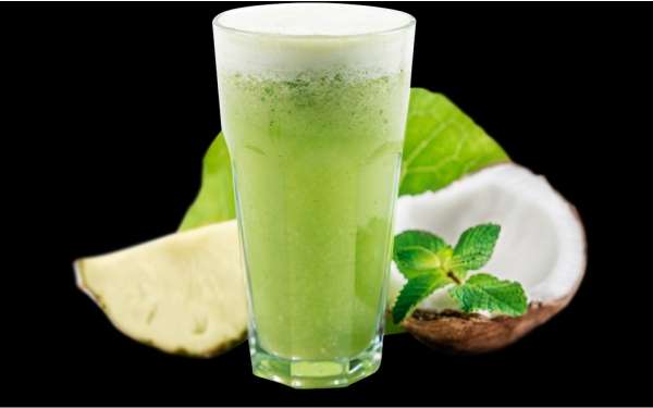Suco detox com abacaxi, chá verde e água de coco!
