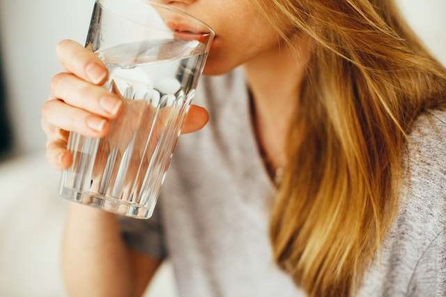 mulher bebendo água para emagrecer