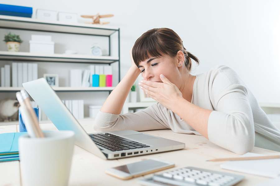 mulher cansada trabalho 1 Por que a Ansiedade Engorda? 3 Piores Motivos